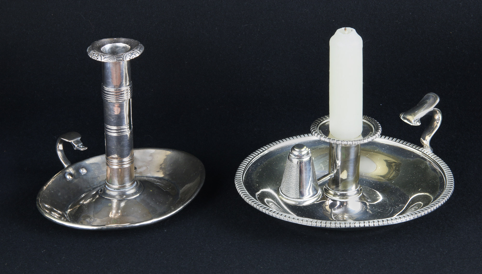 Lotes 688 y 686:
ANTIGUA PALMATORIA COLONIAL DE PLATA BAJA.
PALMATORIA INGLESA DE METAL PLATEADO. Lotes 688 y 686:
ANTIGUA PALMATORIA COLONIAL DE PLATA BAJA.
PALMATORIA INGLESA DE METAL PLATEADO.