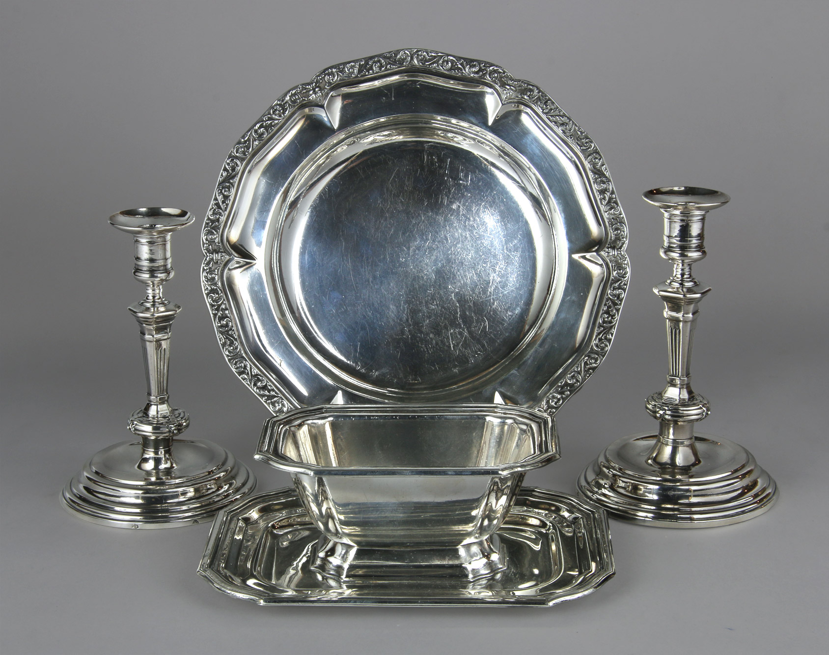 Lotes 696, 697 y 698: 
																		PAR DE ANTIGUOS CANDELEROS DE PLATA AUSTRO HUNGARA.
																		PLATO HONDO DE PLATA ESPAÑOLA 916 SELLADA. 
																		SALSERA DE PLATA NACIONAL 925 SELLADA CON FUENTE ADHERIDA. 