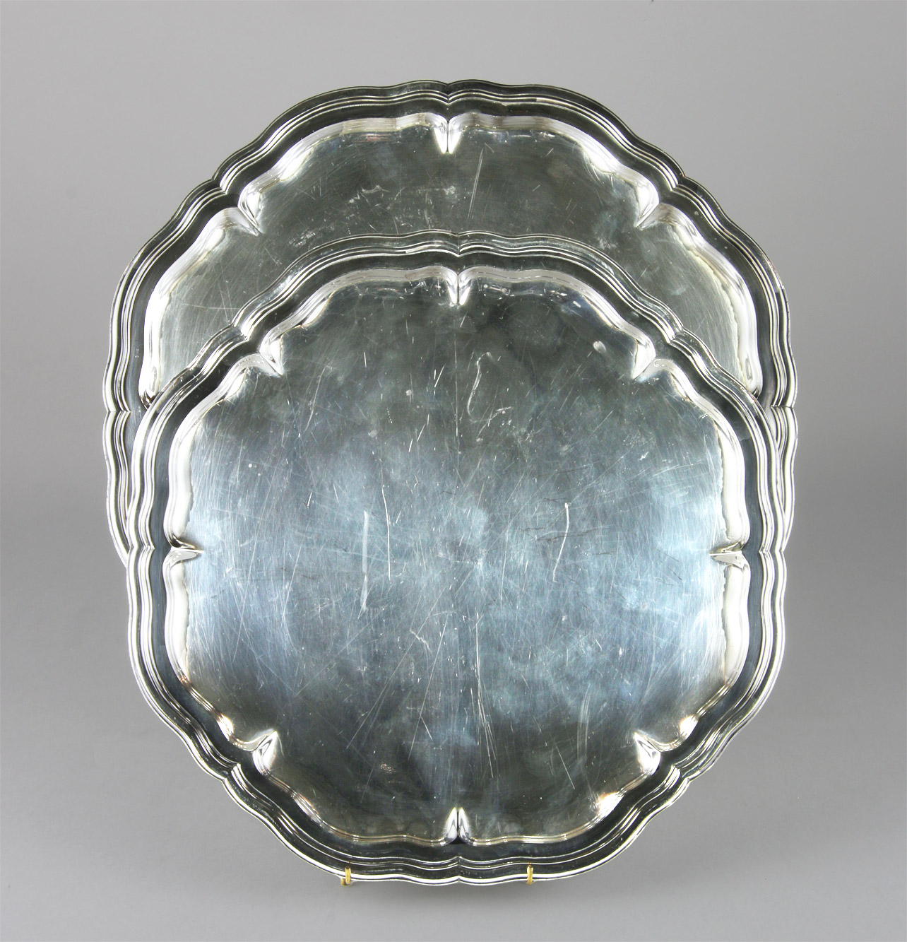  DOS PEQUEÑAS BANDEJAS CIRCULARES DE PLATA 925 SELLADAS. 