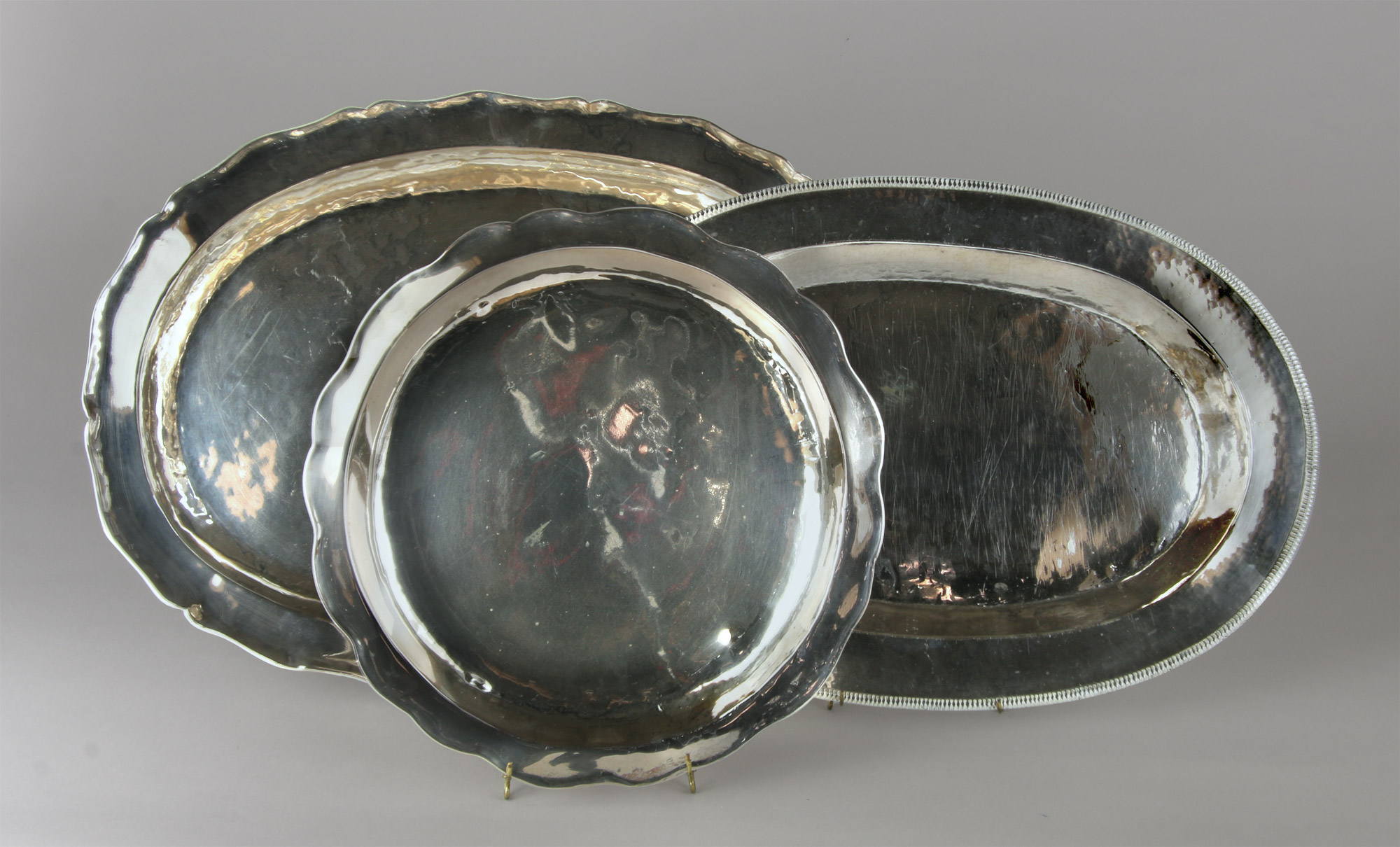 Lotes 549, 550 y 551:
ANTIGUA PAILA COLONIAL DE PLATA BAJA SIGLO XIX.
PEQUEÑA PAILA COLONIAL DE PLATA BAJA SIGLO XIX.
ANTIGUA FUENTE HONDA COLONIAL DE PLATA BAJA SIGLO XIX. Lotes 549, 550 y 551:
ANTIGUA PAILA COLONIAL DE PLATA BAJA SIGLO XIX.
PEQUEÑA PAILA COLONIAL DE PLATA BAJA SIGLO XIX.
ANTIGUA FUENTE HONDA COLONIAL DE PLATA BAJA SIGLO XIX.