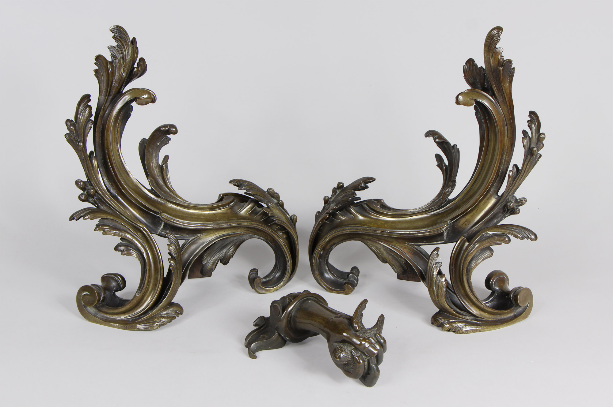 Lotes 943 y 942: 
																		PAR DE ANTIGUOS CHENETS FRANCESES DE ESTILO LUIS XV. 
																		ANTIGUO LLAMADOR DE PUERTA DE BRONCE CINCELADO Y PATINADO. 