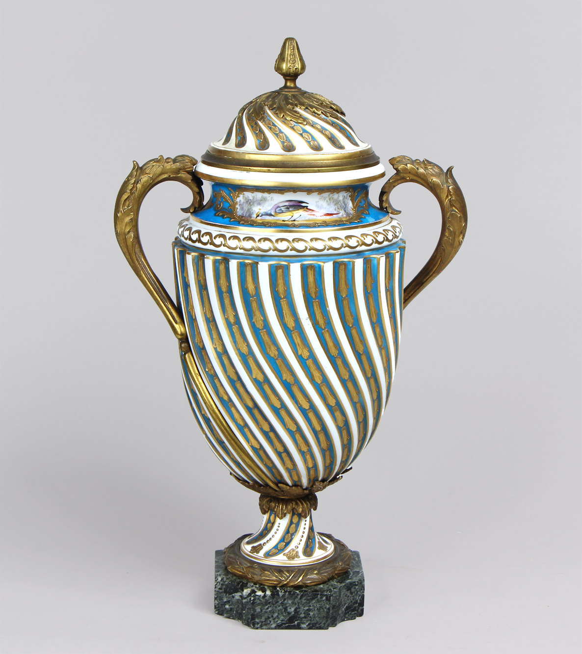  ANFORA DE PORCELANA FRANCESA DE SEVRES CON TAPA. 