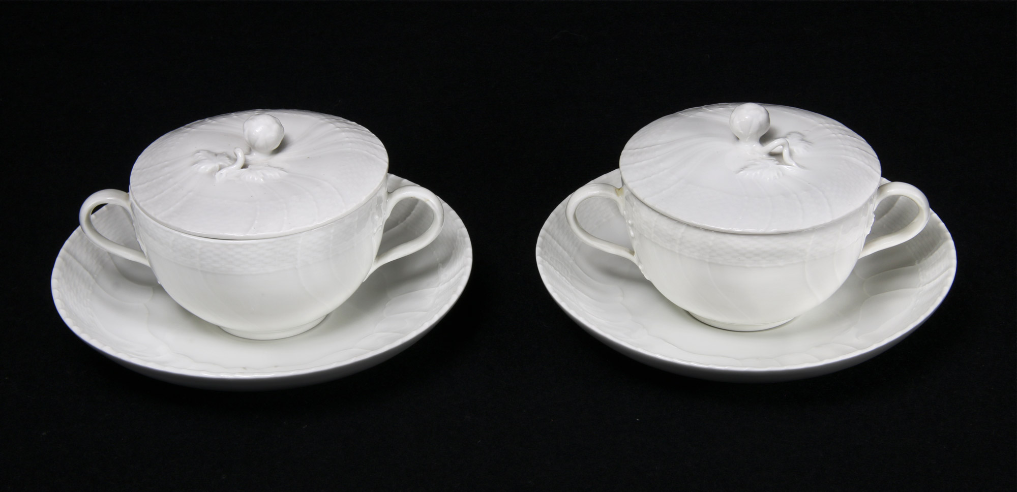  TRECE TAZAS DE PORCELANA ALEMANA PARA CONSOME.