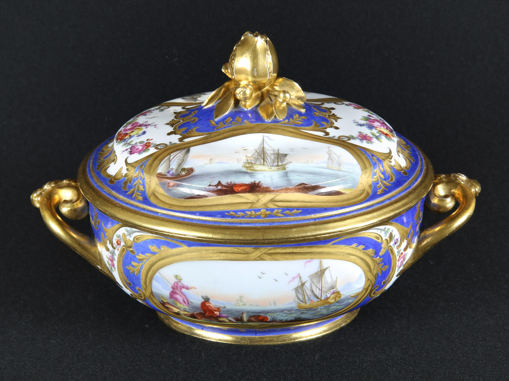 ANTIGUA BOMBONERA DE PORCELANA FRANCESA DE SEVRES CON TAPA. 