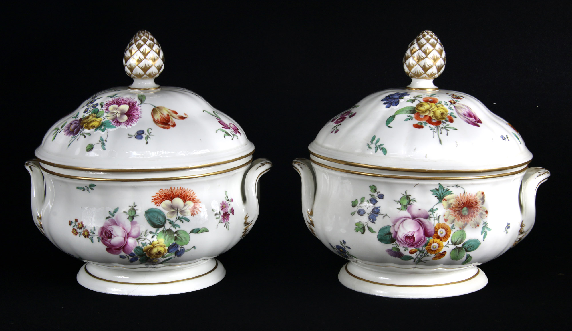 PAR DE ANTIGUAS SOPERAS DE PORCELANA ALEMANA SIGLO XVIII. PAR DE ANTIGUAS SOPERAS DE PORCELANA ALEMANA SIGLO XVIII.