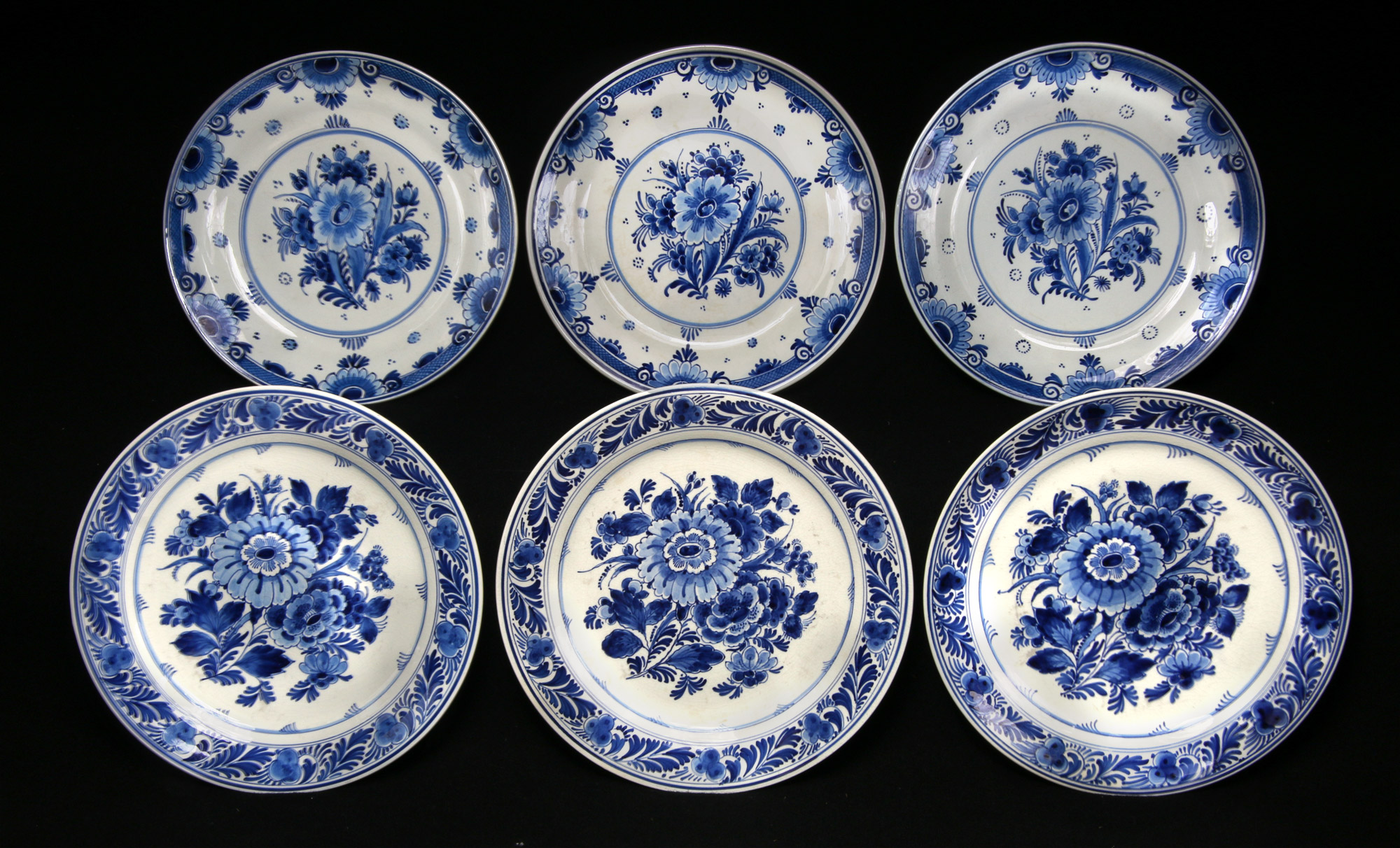  DIECISIETE ANTIGUOS PLATOS DE FAIENCE HOLANDESA DE DELFT. 