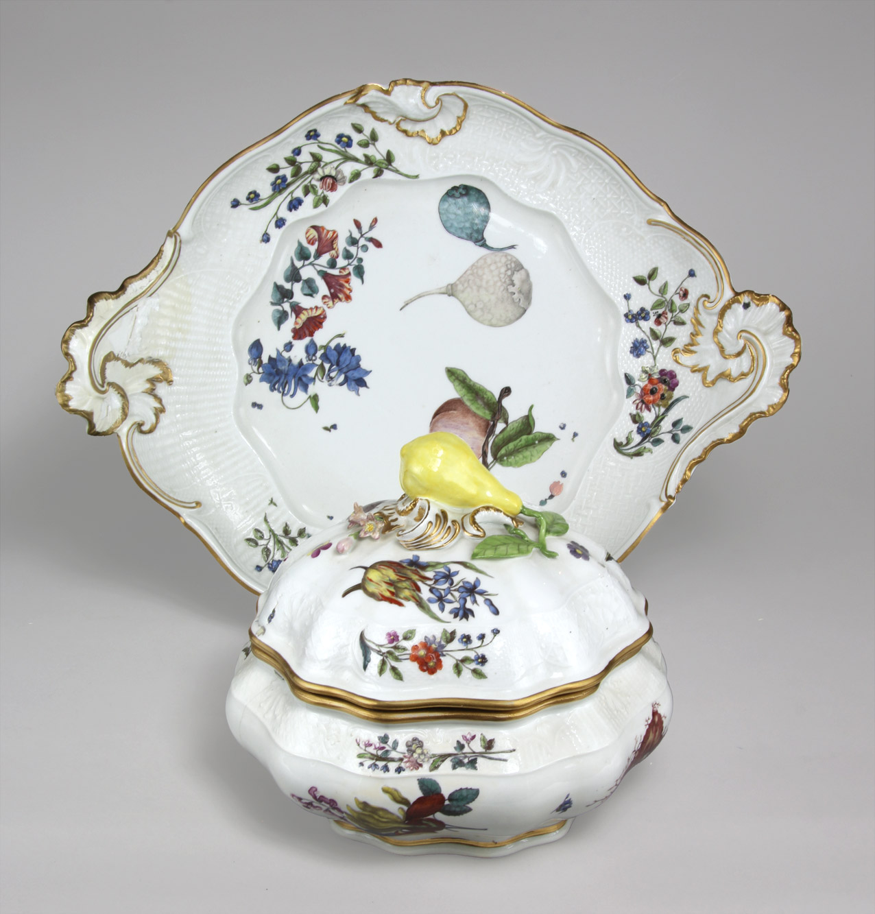  ANTIGUA SOPERA Y FUENTE DE PORCELANA ALEMANA DE MEISSEN.