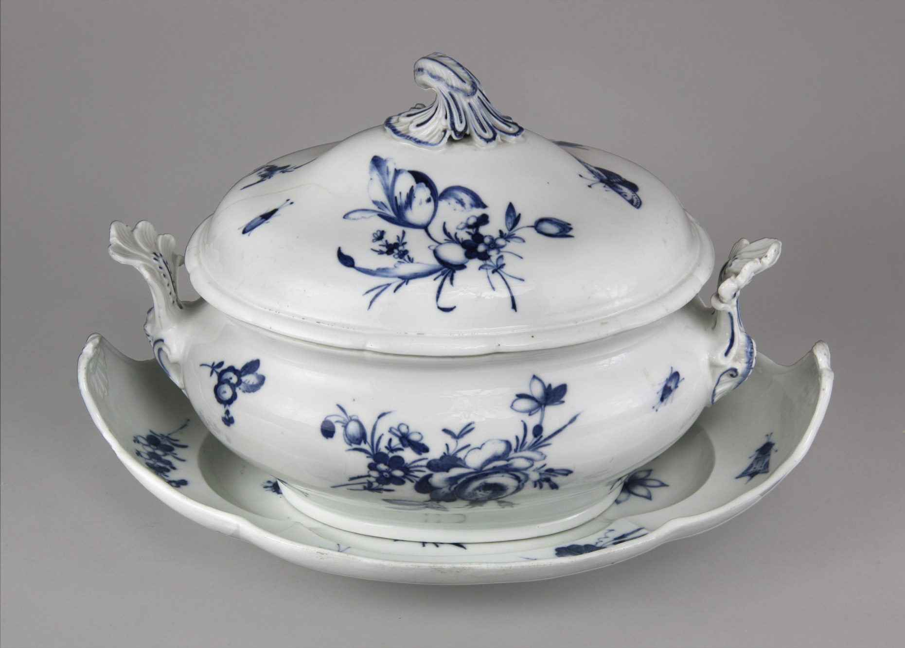  ANTIGUA SOPERA Y FUENTE DE PORCELANA ALEMANA DE MEISSEN.