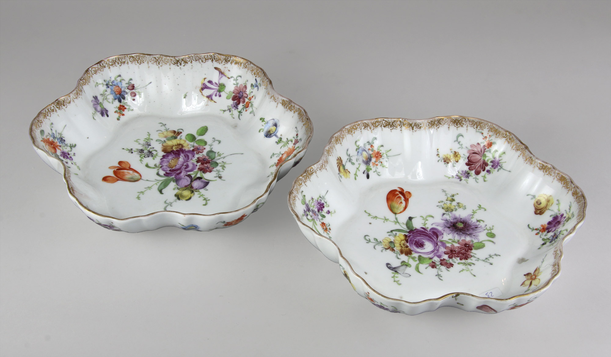  PAR DE ANTIGUOS CENTROS HONDOS DE PORCELANA ALEMANA MEISSEN.