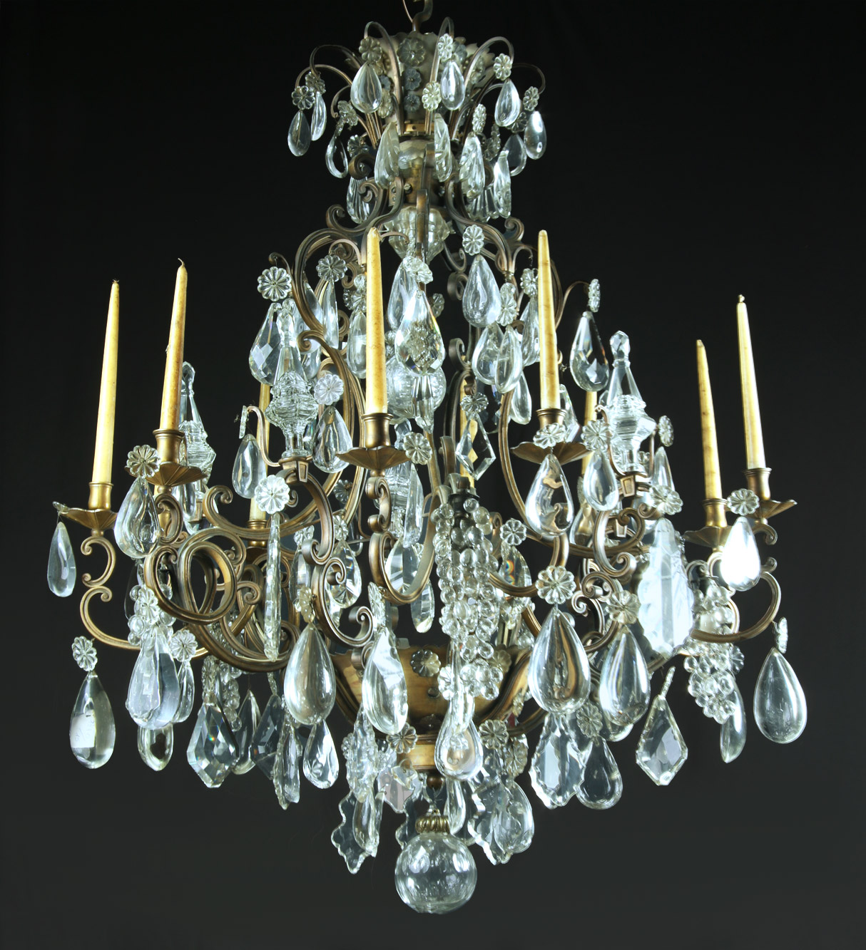  GRAN ARAÑA FRANCESA CON ARMAZON DE BRONCE PATINADO.