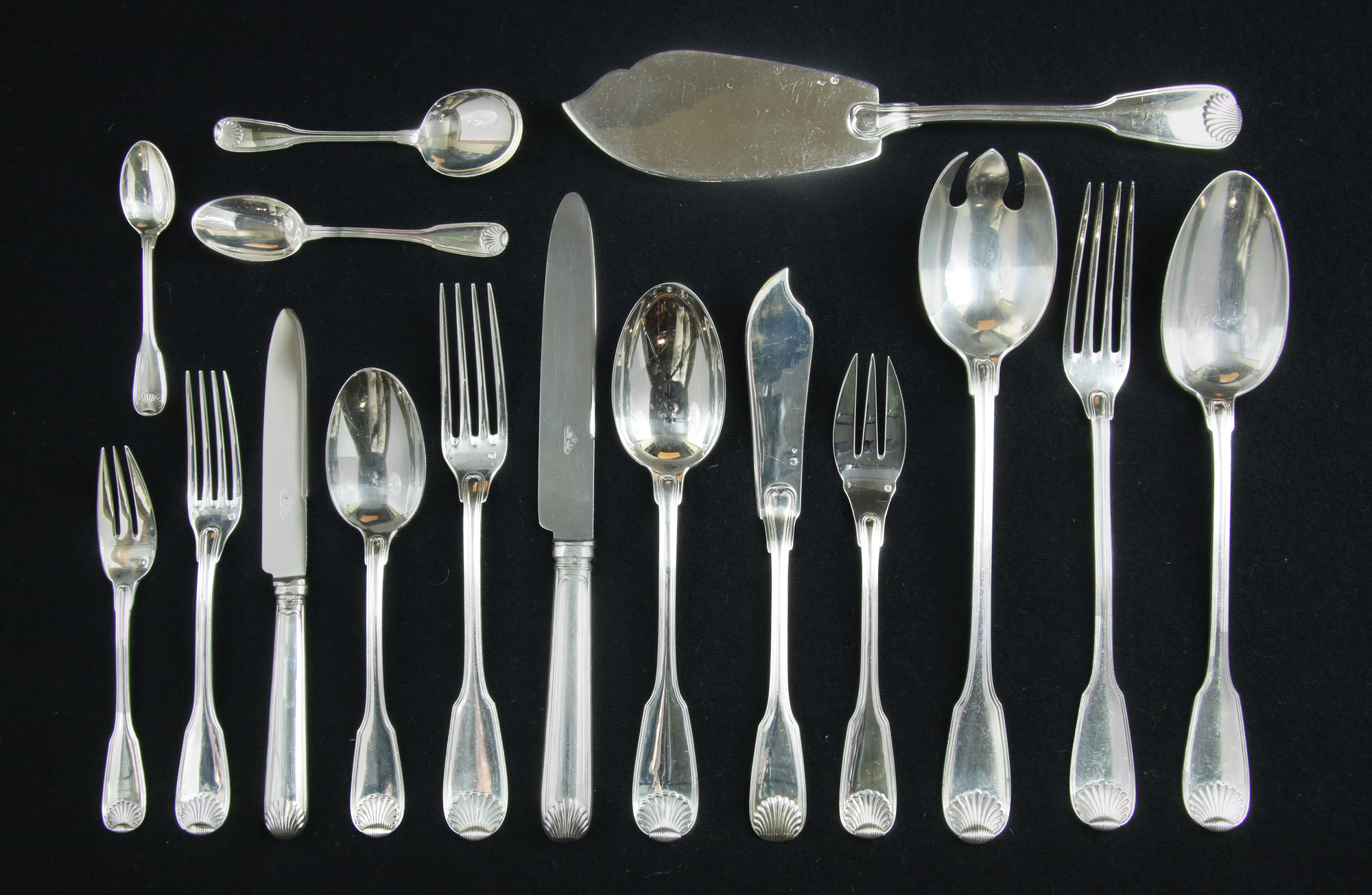 CONJUNTO DE CUBIERTOS DE PLATA FRANCESA SELLADA. CONJUNTO DE CUBIERTOS DE PLATA FRANCESA SELLADA.