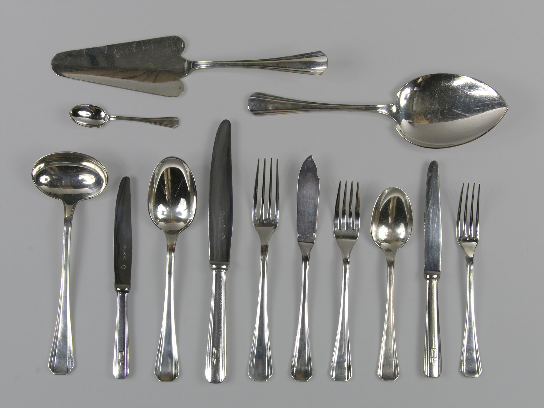  CONJUNTO DE CUBIERTOS DE METAL FRANCES CHRISTOFLE. 