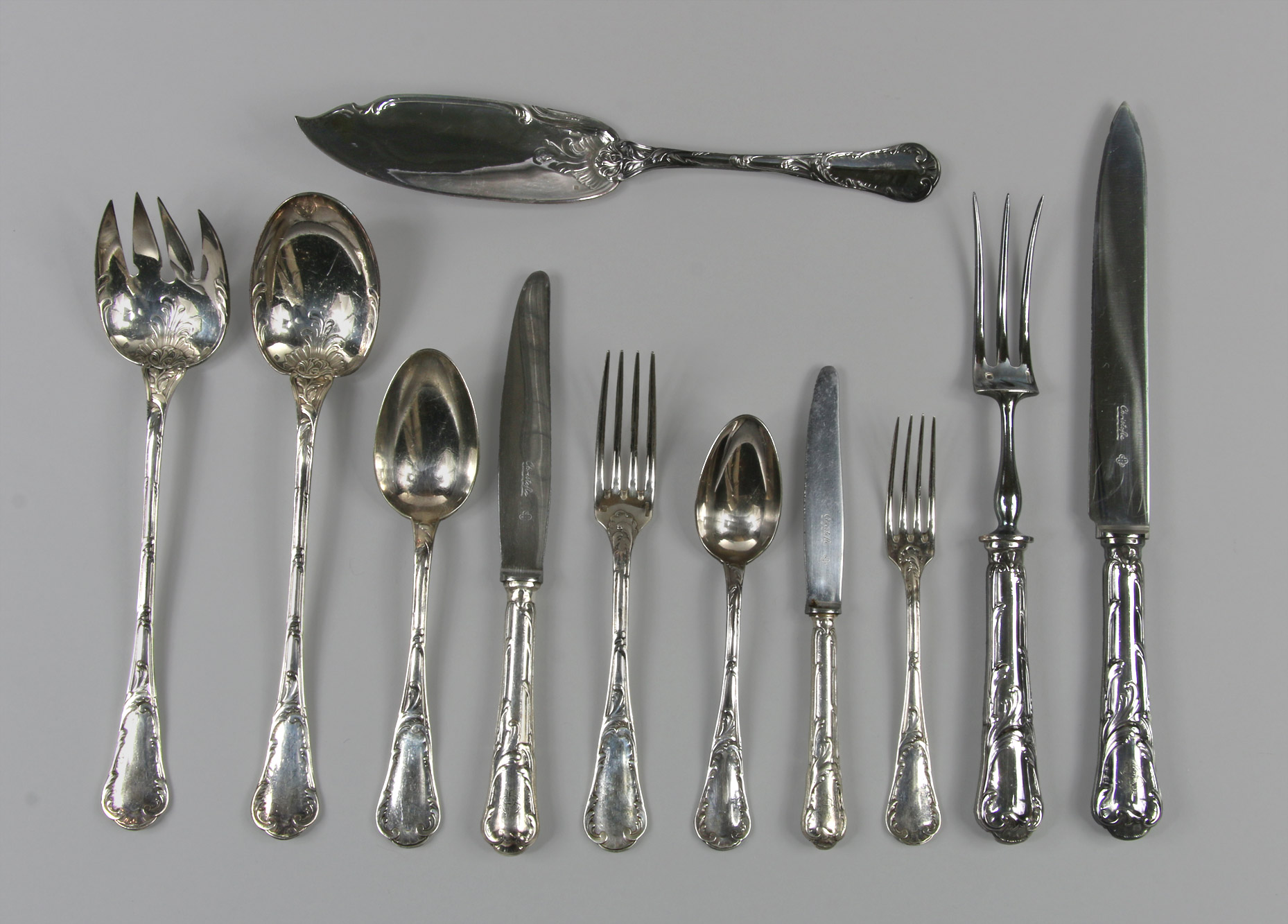  CONJUNTO DE CUBIERTOS DE METAL CHRISTOFLE. 