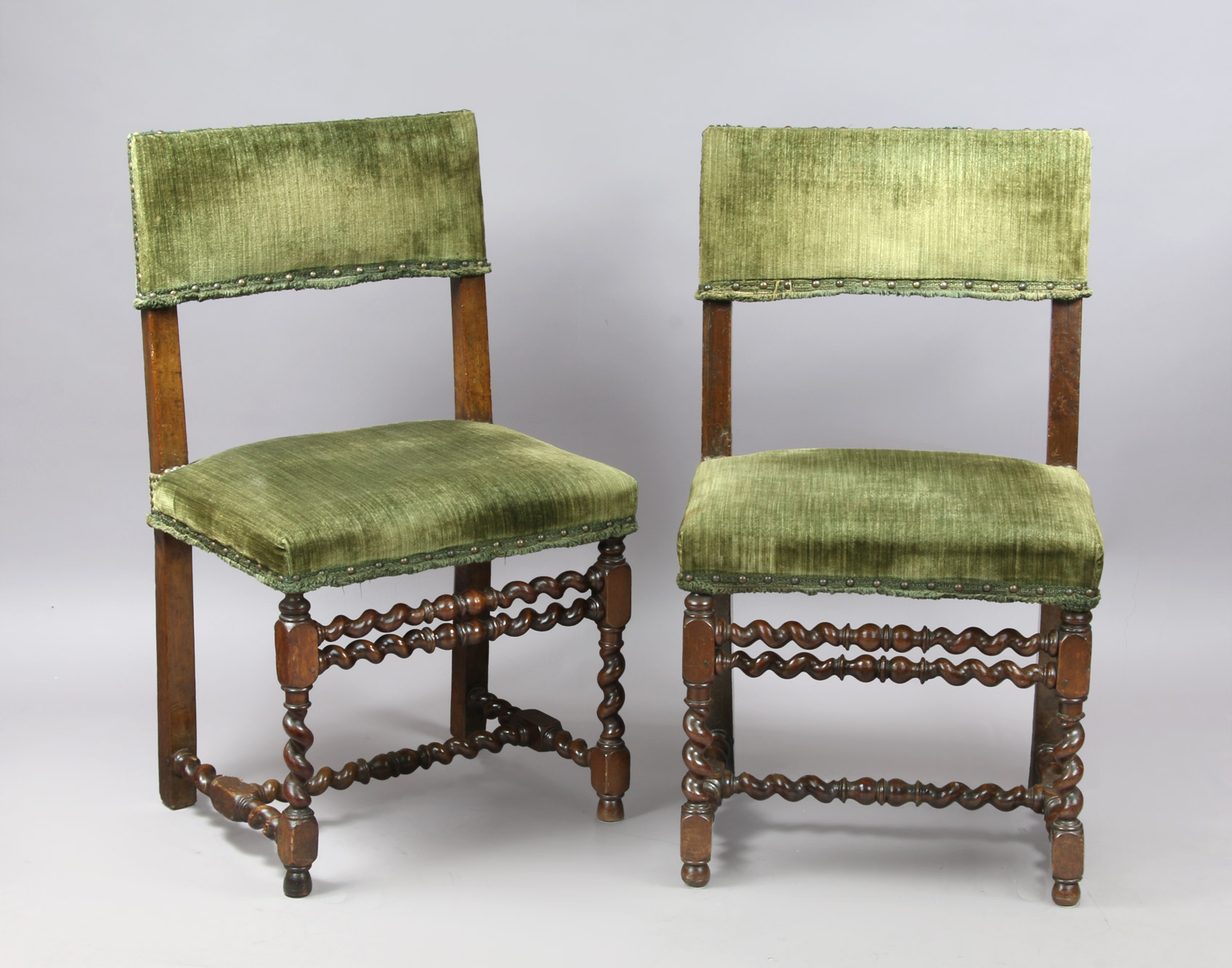 PAR DE MAGNIFICAS SILLAS FRANCESAS EPOCA LUIS XIII. PAR DE MAGNIFICAS SILLAS FRANCESAS EPOCA LUIS XIII.