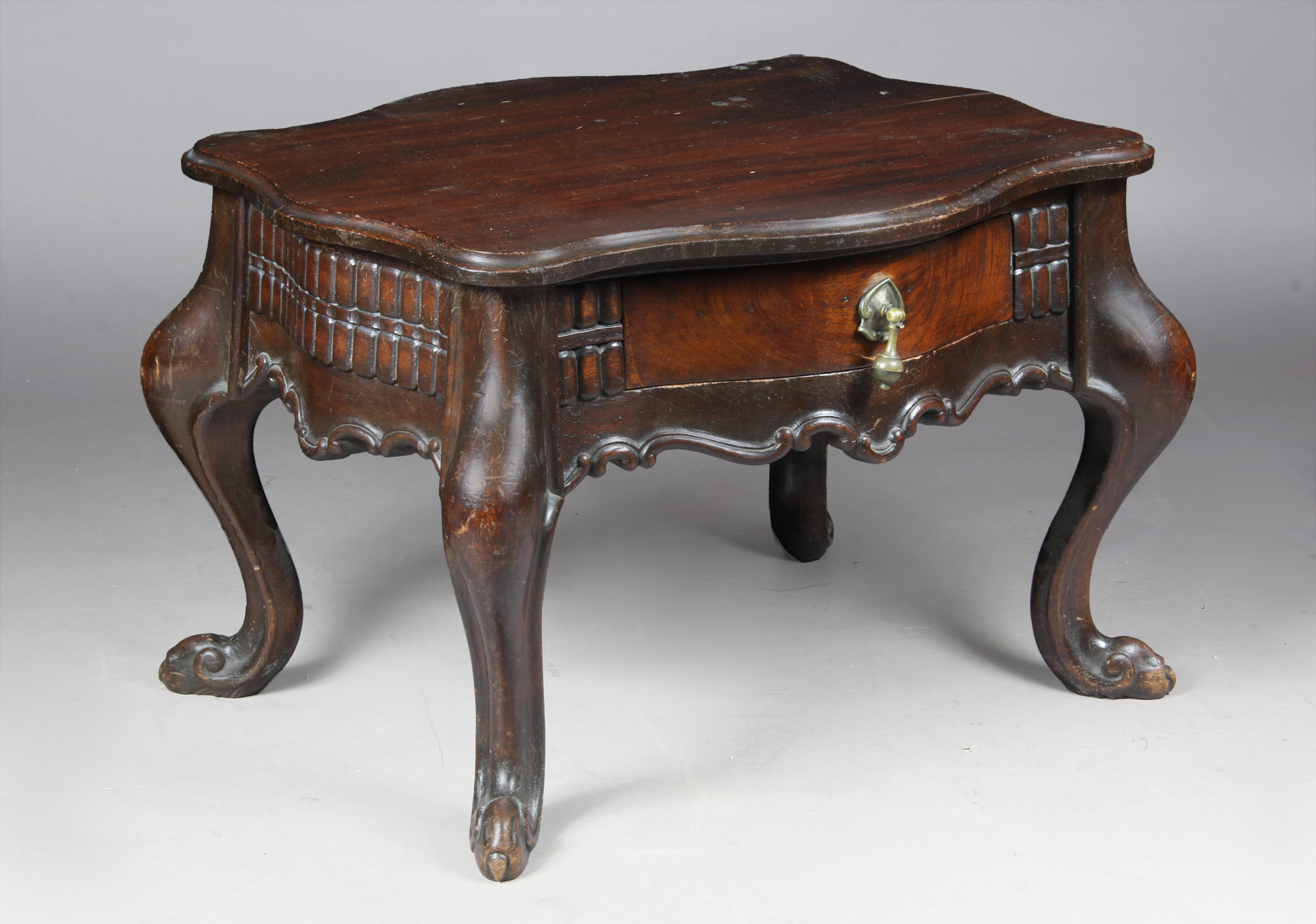 MESA BAJA DE ESTILO COLONIAL SUDAMERICANO. MESA BAJA DE ESTILO COLONIAL SUDAMERICANO.