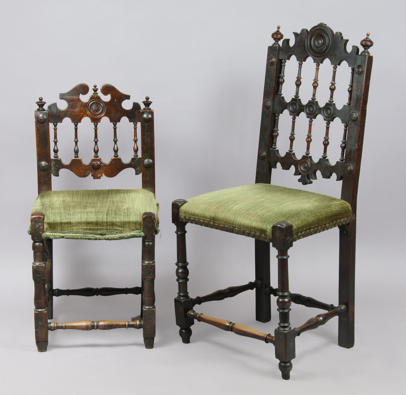 DOS ANTIGUAS SILLAS ESPAÑOLAS DE ESTILO BARROCO. DOS ANTIGUAS SILLAS ESPAÑOLAS DE ESTILO BARROCO.