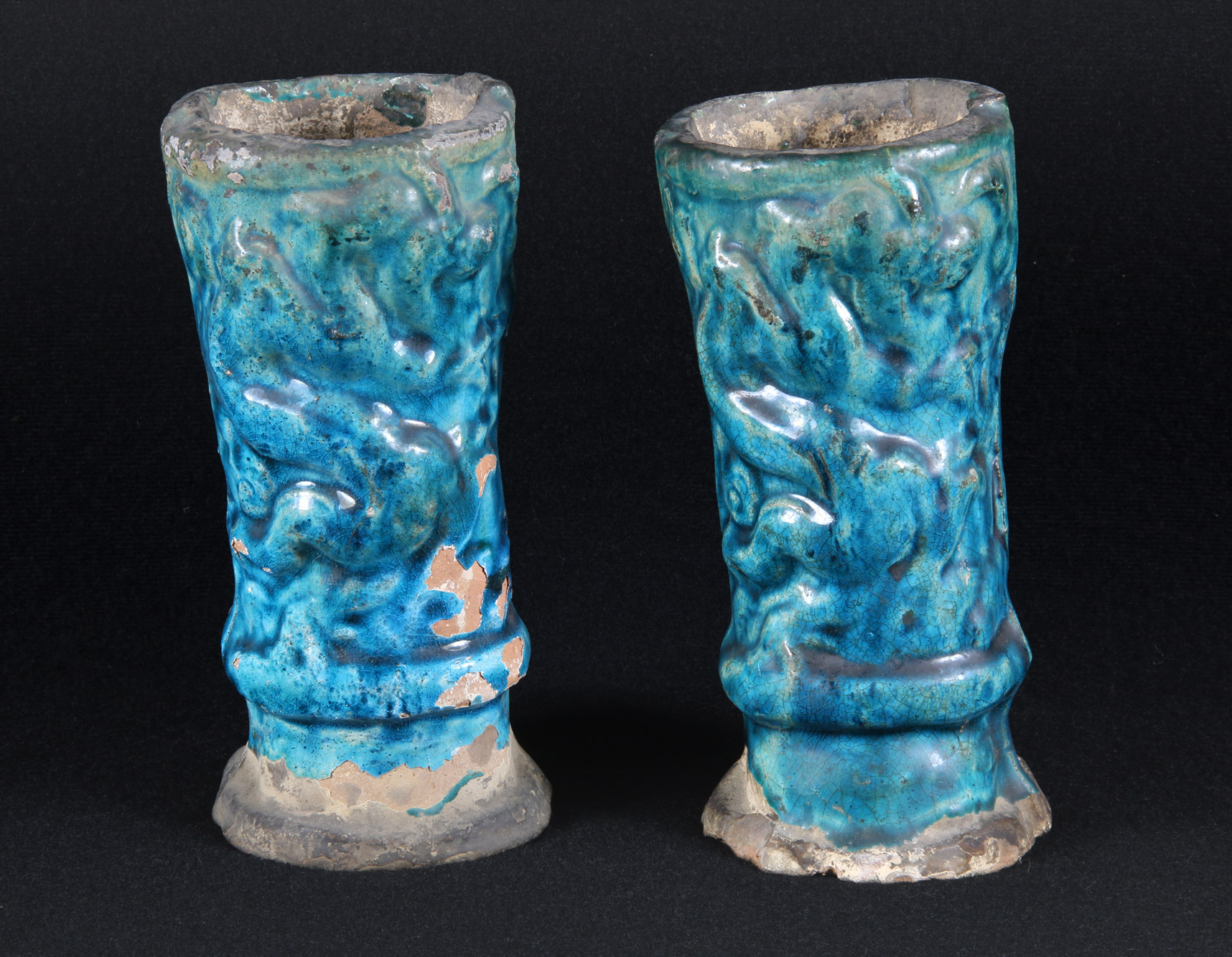  PAR DE ANTIGUOS VASOS DE ALTAR DE TERRACOTA CHINA.