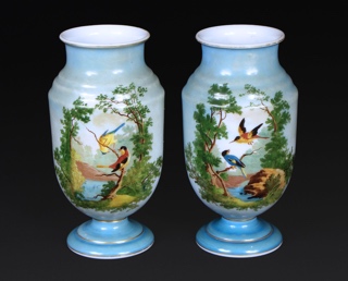 Lote 987: PAR DE ANTIGUOS VASOS DE OPALINA FRANCESA DECORADA.  PAR DE ANTIGUOS VASOS DE OPALINA FRANCESA DECORADA. 