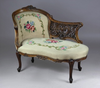 Lote 341: PEQUEÑA CHAISE LONGUE DE ESTILO FRANCES LUIS XV. PEQUEÑA CHAISE LONGUE DE ESTILO FRANCES LUIS XV.