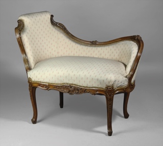 Lote 409: PEQUEÑA CHAISE LONGUE DE ESTILO FRANCES LUIS XV. PEQUEÑA CHAISE LONGUE DE ESTILO FRANCES LUIS XV.