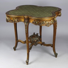 Lote 413: MESA ITALIANA EN FORMA DE TREBOL PARA CENTRO. MESA ITALIANA EN FORMA DE TREBOL PARA CENTRO.