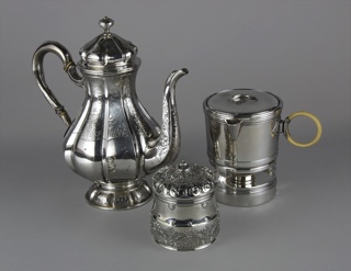 Lotes 731, 732 y 730: 
																		CAFETERA DE PLATA 800 SELLADA CON TAPA. 
																		ANTIGUO CALENTADOR DE PLATA FRANCESA PARA VIAJE.
																		POTE DE PLATA SELLADO TIFFANY & CO. CON TAPA. 