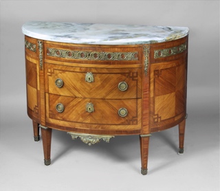 Lote 455: COMODA DEMI LUNE DE  ESTILO FRANCES LUIS XVI. COMODA DEMI LUNE DE  ESTILO FRANCES LUIS XVI.