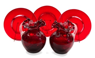 Lotes 751 y 750: 
																		SEIS PLATOS PLAYOS DE GRUESO VIDRIO COLOR RUBI. 
																		PAR DE JARRAS DE VIDRIO VENECIANO DE MURANO. 