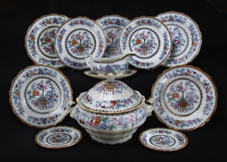 Lote 825: JUEGO DE LOZA INGLESA ROYAL DOULTON PARA MESA  JUEGO DE LOZA INGLESA ROYAL DOULTON PARA MESA 