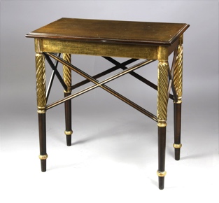 Lote 272: MESITA RECTANGULAR DE MADERA DORADA. MESITA RECTANGULAR DE MADERA DORADA.