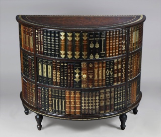 Lote 271: MUEBLE DE ARRIMO 'DEMI-LUNE' CON REVESTIMIENTO DE LIBROS. MUEBLE DE ARRIMO 'DEMI-LUNE' CON REVESTIMIENTO DE LIBROS.