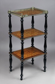 Lote 292: PEQUEÑA MESA 'ETAGERE' FRANCESA DE EPOCA LOUIS PHILIPPE. PEQUEÑA MESA 'ETAGERE' FRANCESA DE EPOCA LOUIS PHILIPPE.