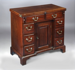 Lote 298: ANTIGUO 'KNEEHOLE DESK' INGLES GEORGE III. ANTIGUO 'KNEEHOLE DESK' INGLES GEORGE III.