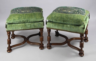 Lote 312: PAR DE BANQUETAS INGLESAS DE ESTILO WILLIAM & MARY. PAR DE BANQUETAS INGLESAS DE ESTILO WILLIAM & MARY.