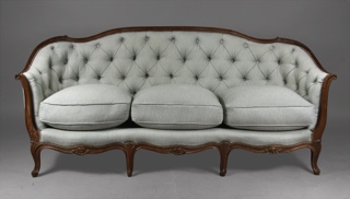 Lote 428: SOFA DE ESTILO FRANCES LUIS XV PARA TRES CUERPOS. SOFA DE ESTILO FRANCES LUIS XV PARA TRES CUERPOS.