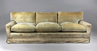 Lote 431: GRAN SOFA DE LINEA MODERNA PARA TRES AMPLIOS CUERPOS. GRAN SOFA DE LINEA MODERNA PARA TRES AMPLIOS CUERPOS.