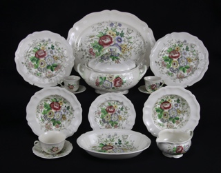 Lote 877: JUEGO DE LOZA INGLESA ROYAL DOULTON PARA MESA.  JUEGO DE LOZA INGLESA ROYAL DOULTON PARA MESA. 