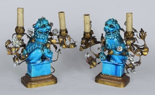 Lote 935: PAR DE CANDELABROS CON FIGURAS CHINAS BLEU DE CHINE. PAR DE CANDELABROS CON FIGURAS CHINAS BLEU DE CHINE.