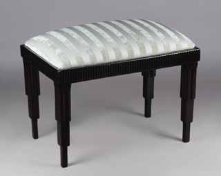 Lote 440: PEQUEÑA BANQUETA RECTANGULAR ESTILO ART DECO.  PEQUEÑA BANQUETA RECTANGULAR ESTILO ART DECO. 