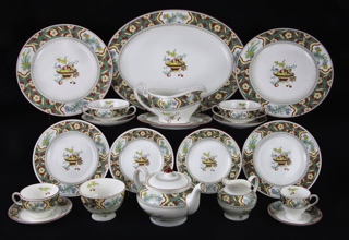 Lote 937: JUEGO DE PORCELANA INGLESA MINTON PARA MESA.  JUEGO DE PORCELANA INGLESA MINTON PARA MESA. 