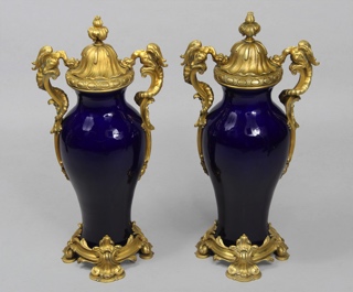 Lote 869: PAR DE IMPORTANTES ANFORAS DE PORCELANA FRANCESA DE SEVRES. PAR DE IMPORTANTES ANFORAS DE PORCELANA FRANCESA DE SEVRES.