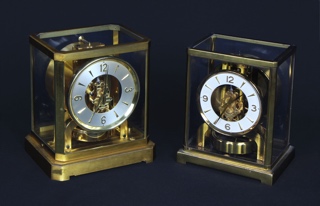 Lotes 904 y 905: 
																		RELOJ DE APOYO SUIZO MARCA JAEGER LE COULTRE MODELO ATMOS.
																		RELOJ DE APOYO SUIZO MARCA JAEGER LE COULTRE MODELO ATMOS.