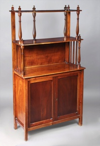 Lote 363: PEQUEÑO MUEBLE BIBLIOTECA DE ESTILO INGLES VICTORIANO. PEQUEÑO MUEBLE BIBLIOTECA DE ESTILO INGLES VICTORIANO.