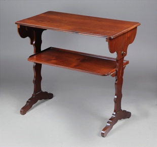 Lote 222: MESA AUXILIAR PLEGABLE DE CAOBA PARA CENTRO. MESA AUXILIAR PLEGABLE DE CAOBA PARA CENTRO.