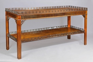 Lote 236: GRAN MESA DE ESTILO INGLES PARA CENTRO O ARRIMO. GRAN MESA DE ESTILO INGLES PARA CENTRO O ARRIMO.