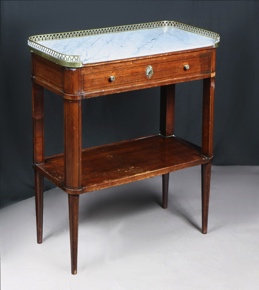 Lote 238: PEQUEÑA MESA FRANCESA DE ESTILO LUIS XVI PARA CENTRO. PEQUEÑA MESA FRANCESA DE ESTILO LUIS XVI PARA CENTRO.