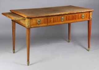 Lote 257: MESA ESCRITORIO FRANCESA DE ESTILO LUIS XVI DE DOBLE FRENTE. MESA ESCRITORIO FRANCESA DE ESTILO LUIS XVI DE DOBLE FRENTE.