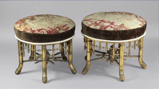 Lote 227: TRES ANTIGUAS BANQUETAS INGLESAS VICTORIANAS, TRES ANTIGUAS BANQUETAS INGLESAS VICTORIANAS,