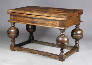 Lote 234: ANTIGUA MESA INGLESA TUDOR PARA CENTRO O COMEDOR. ANTIGUA MESA INGLESA TUDOR PARA CENTRO O COMEDOR.