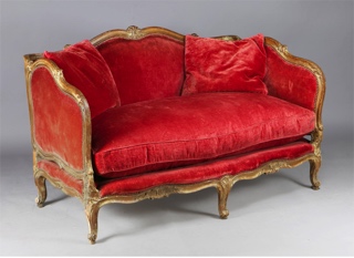 Lote 224: PEQUEÑO SOFA FRANCES DE EPOCA LUIS XV PARA DOS CUERPOS. PEQUEÑO SOFA FRANCES DE EPOCA LUIS XV PARA DOS CUERPOS.